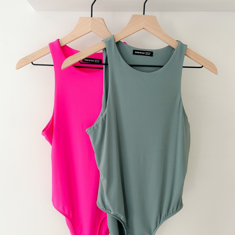 2 bodysuits